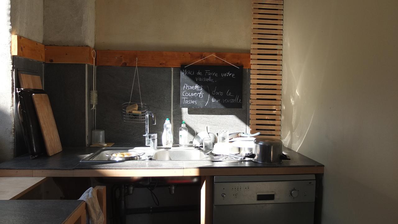 סן-אטיין La Maison Rouge - Backpacker Hostel מראה חיצוני תמונה